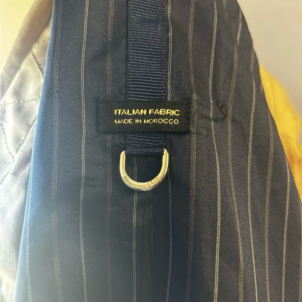 Massimo Dutti women’s coat in size Large. Missing the tie. Great condition!